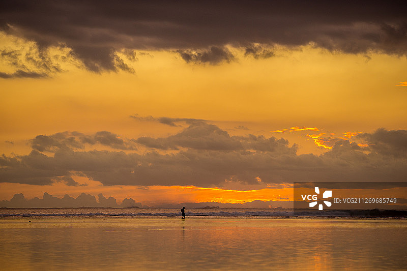 在日落的海上行走的人的剪影，小卡斯诺耶尔，毛里求斯图片素材