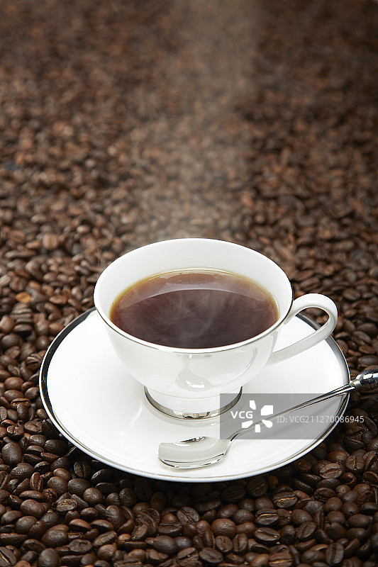 在咖啡豆上拍一杯咖啡图片素材