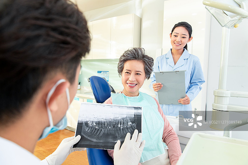 牙科医生给患者治疗图片素材
