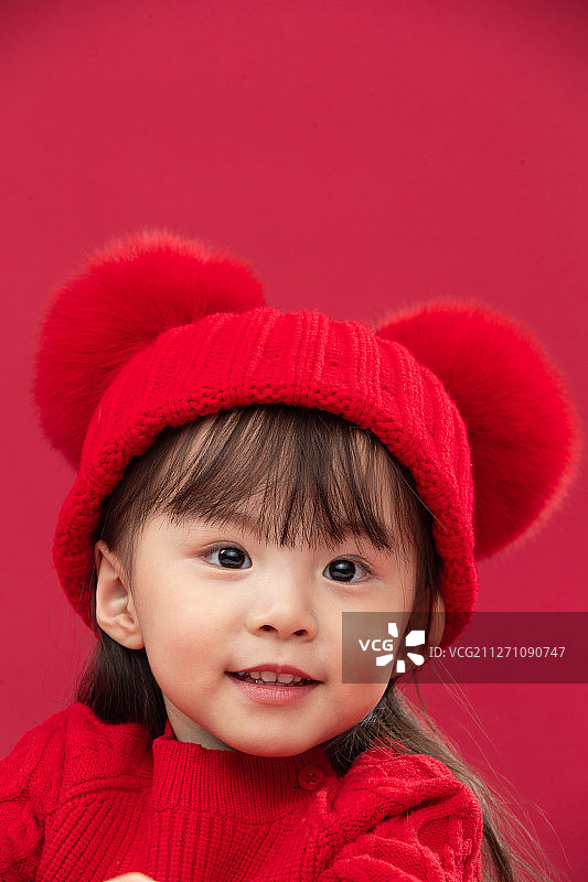 穿红衣戴红帽的可爱小女孩图片素材