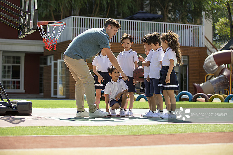 外教教孩子打篮球图片素材