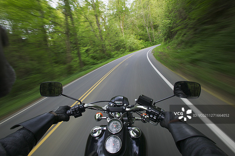 哈雷·戴维森在乡村公路上骑摩托车图片素材