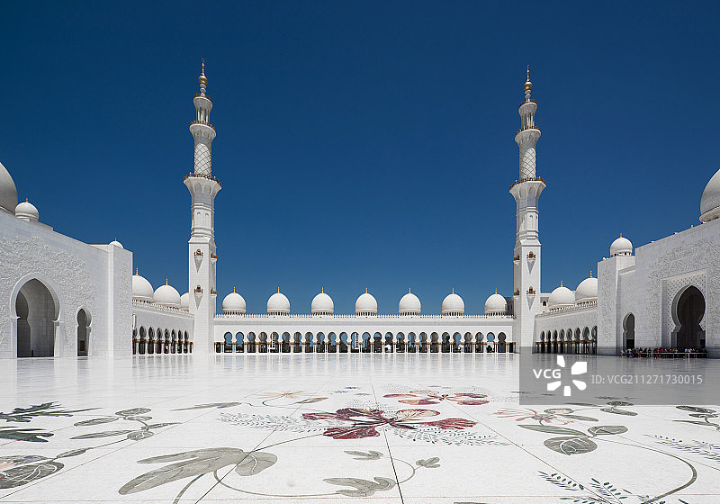 阿联酋阿布扎比谢赫扎耶德大清真寺白天全景拍摄图片素材