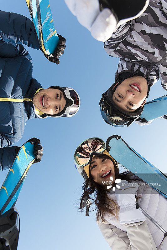 三个青年男女在户外滑雪俯身摆拍肖像图片素材