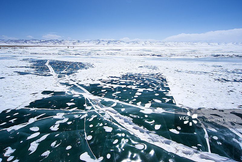 冬季冰封的西藏纳木错湖图片素材