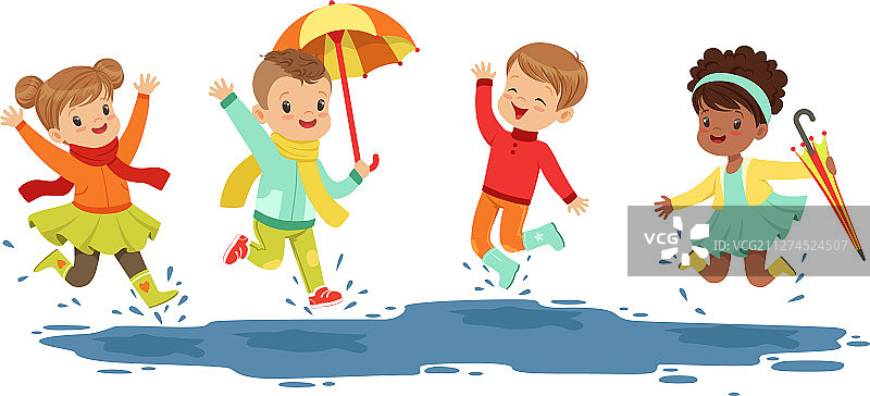 微笑的孩子们在雨中的水坑里跳图片素材