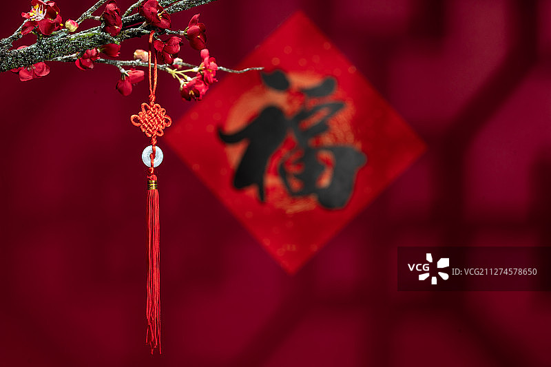 悬挂在梅花下面的中国结图片素材