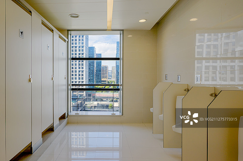 现代建筑办公大楼内部男士公共厕所水平视角图片素材