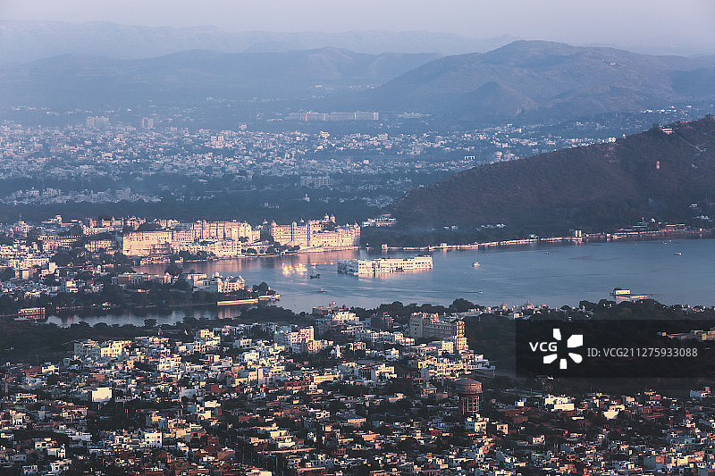 印度旅行旅游俯瞰高视角湖面夕阳晚霞城市建筑图片素材
