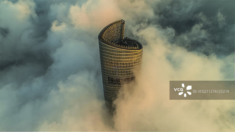早晨云雾中的上海中心航拍图片素材
