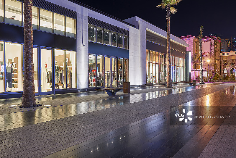 迪拜CBD商街国际品牌店和道路夜景图片素材