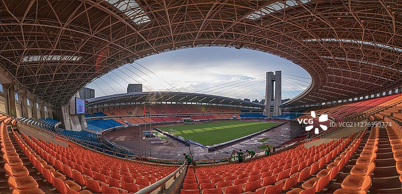 蓝天白云下的杭州黄龙体育场全景图片素材