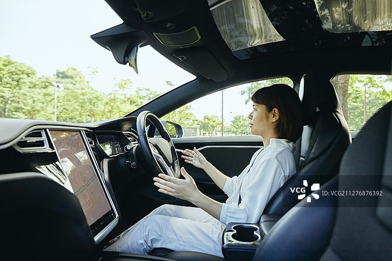 日本女人在自动驾驶汽车图片素材