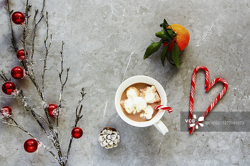 平层热巧克力配生奶油还有圣诞装饰图片素材