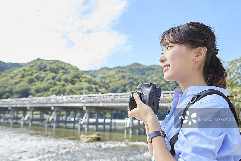 年轻的日本女人在京都旅行图片素材