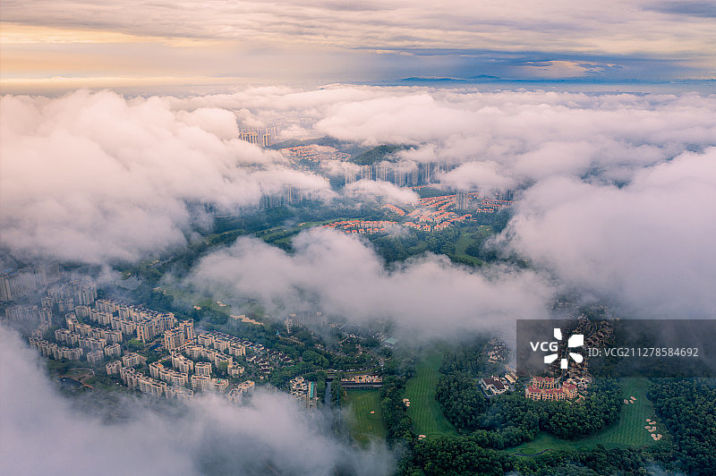 云雾下的中山城市风光图片素材