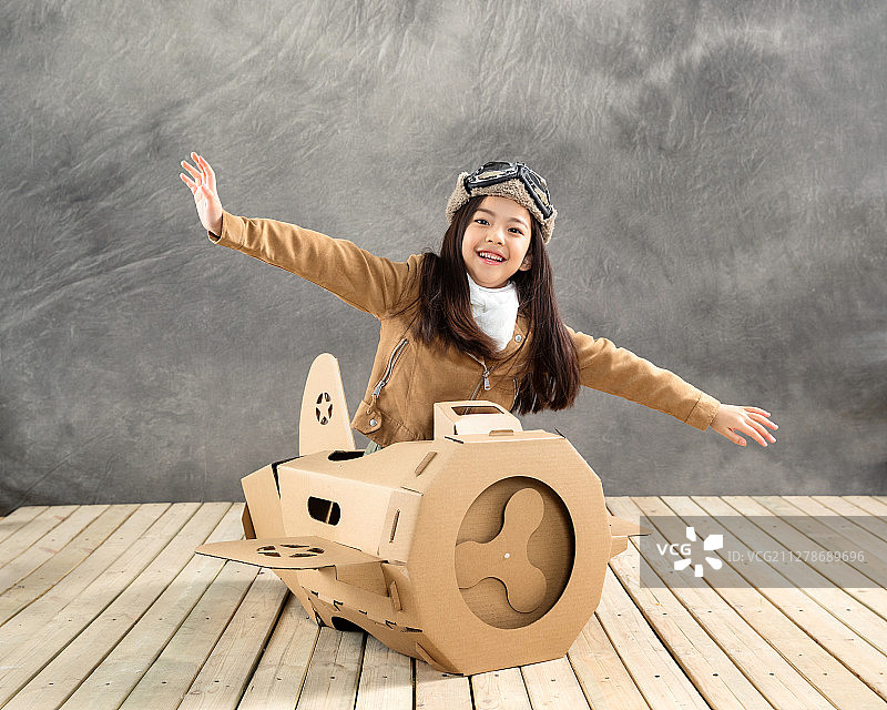 驾驶纸飞机的快乐儿童图片素材