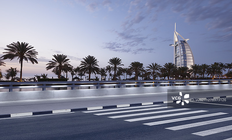 迪拜帆船酒店热带风光和道路图片素材