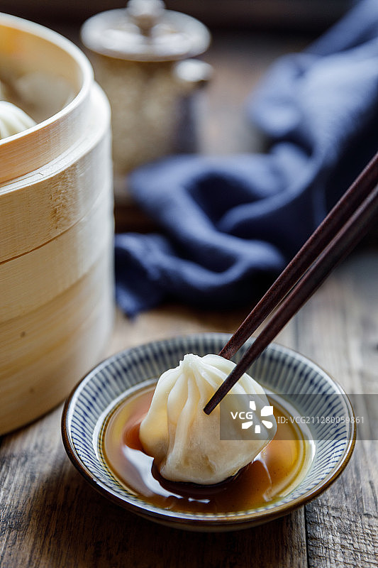 用筷子夹起一只传统上海小吃南翔小笼包图片素材