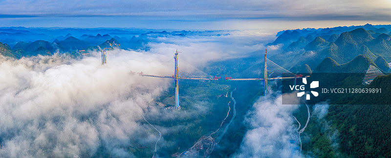 云海之上的平塘特大桥-世界最高桥墩图片素材
