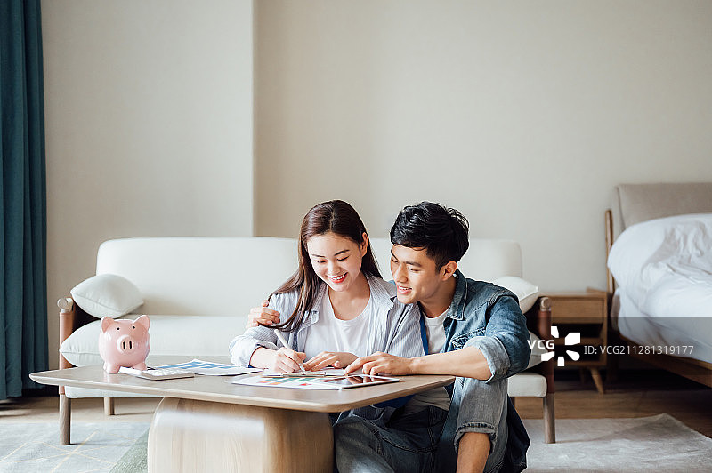亚洲年轻情侣在家理财图片素材