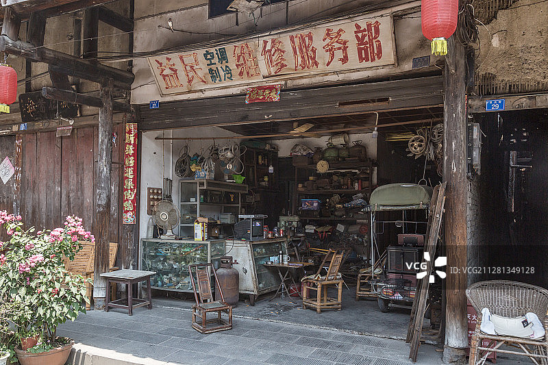 成都崇州市旅游景区元通古镇街边老旧杂乱的铺子图片素材