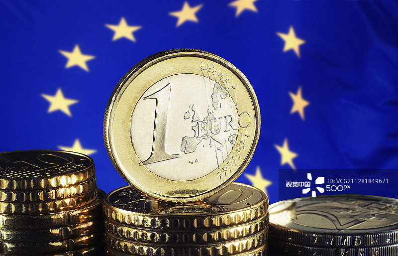 欧元硬币和欧洲国旗图片素材