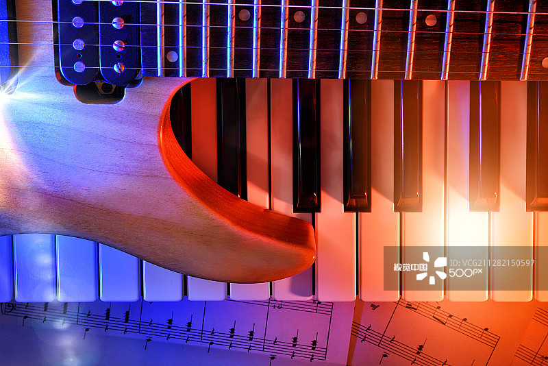 电吉他和电子合成器与红和蓝灯顶部图片素材