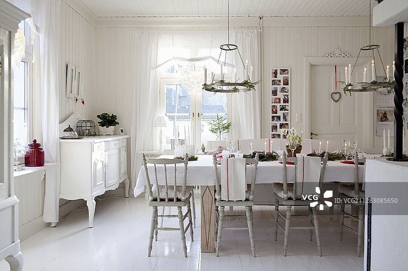 餐桌设置为圣诞节在斯堪的纳维亚餐厅图片素材