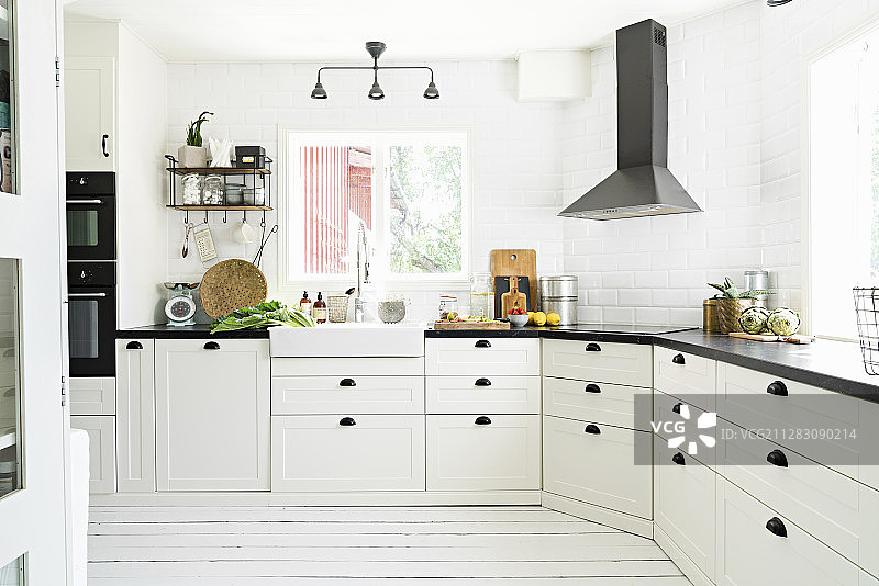 透光的乡村别墅厨房，白色的地板图片素材