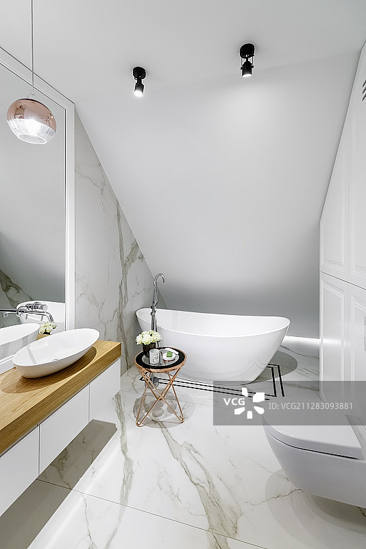 大理石瓷砖在优雅的浴室图片素材