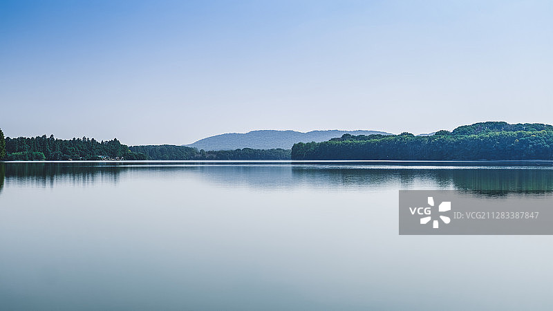 用慢门拍摄一下东湖的水面，给人宁静的美好图片素材