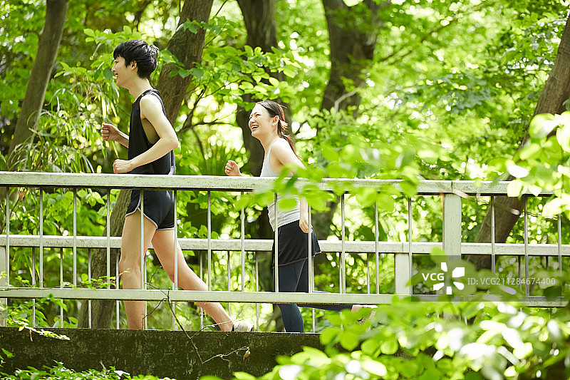 公园男人和女人跑步图片素材