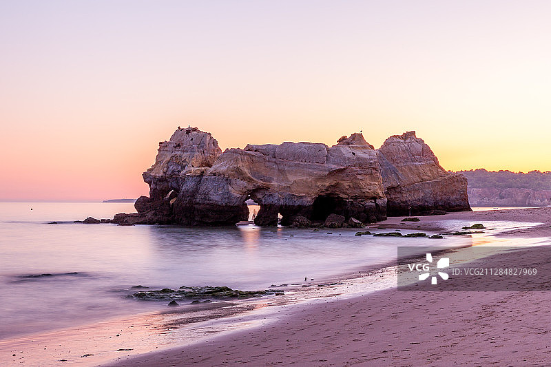 日落的岩层，Portimão，葡萄牙图片素材