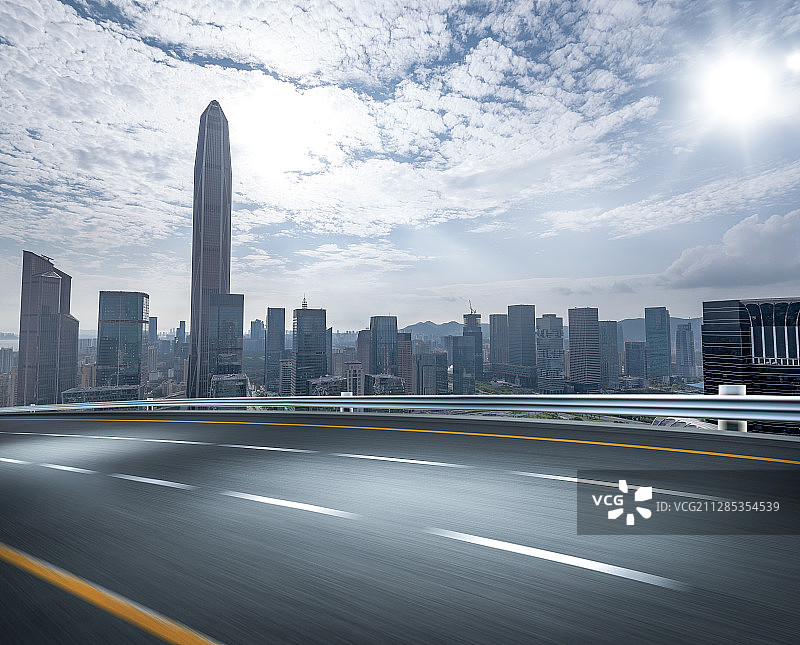 日光深圳市区中心金融建筑城市天际线马路公路高速路汽车广告背景图片素材