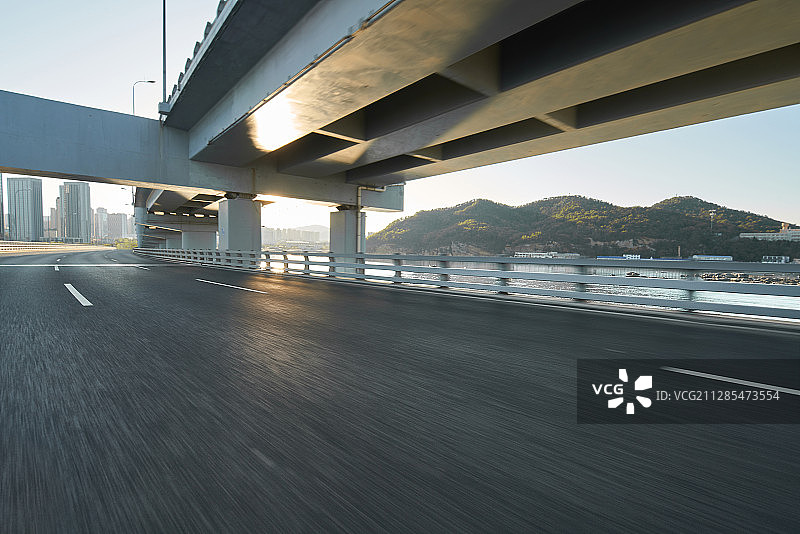 跨海大桥上行驶运动图片素材