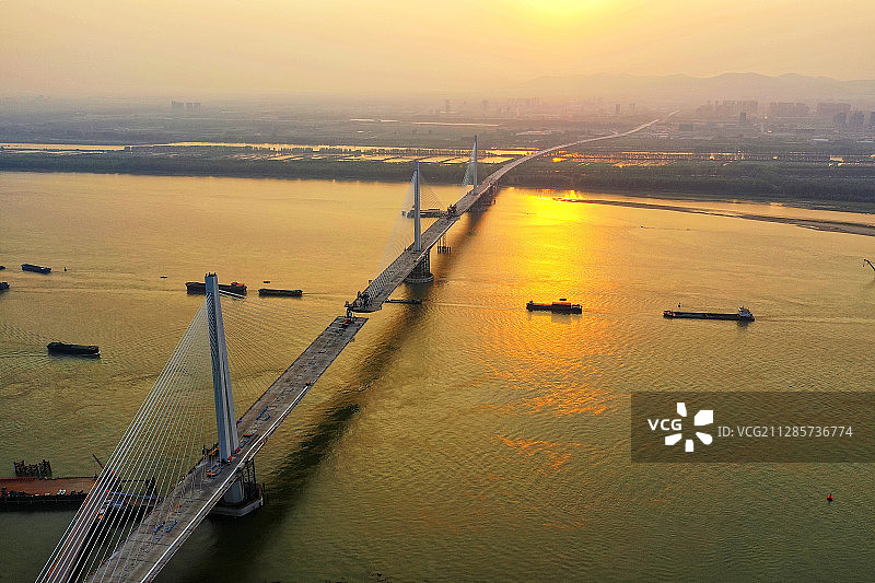 即将合拢贯通的南京长江五桥图片素材