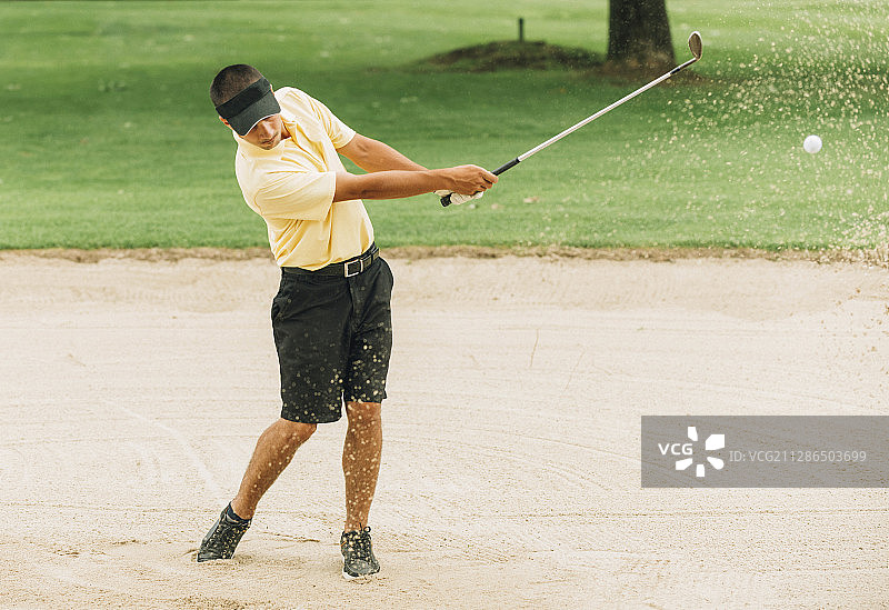 高尔夫球手打沙坑图片素材