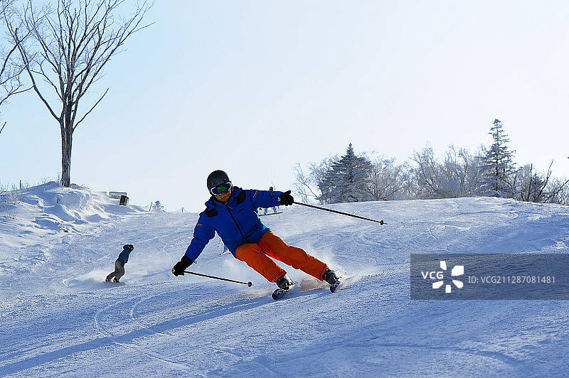 一个人在滑雪场滑雪图片素材