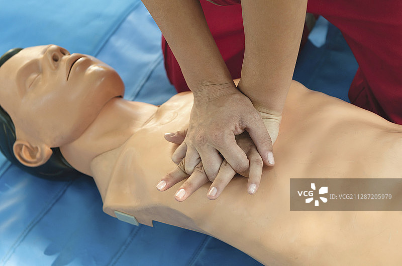 胸部按压CPR假人图片素材