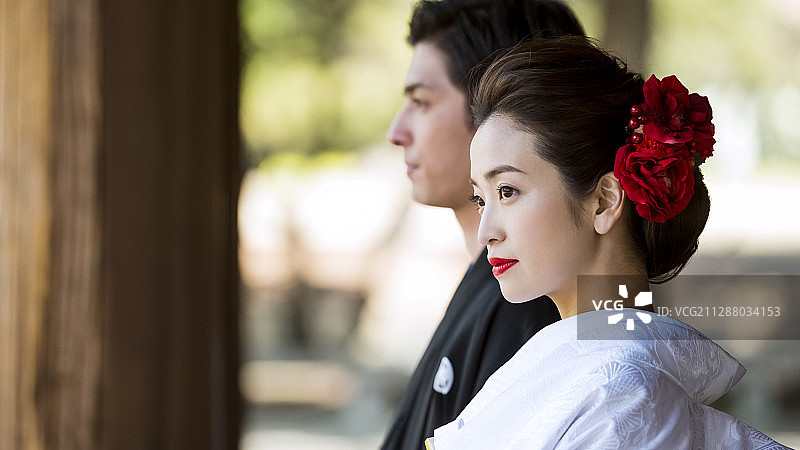 日本人穿着婚纱的新娘和新郎图片素材