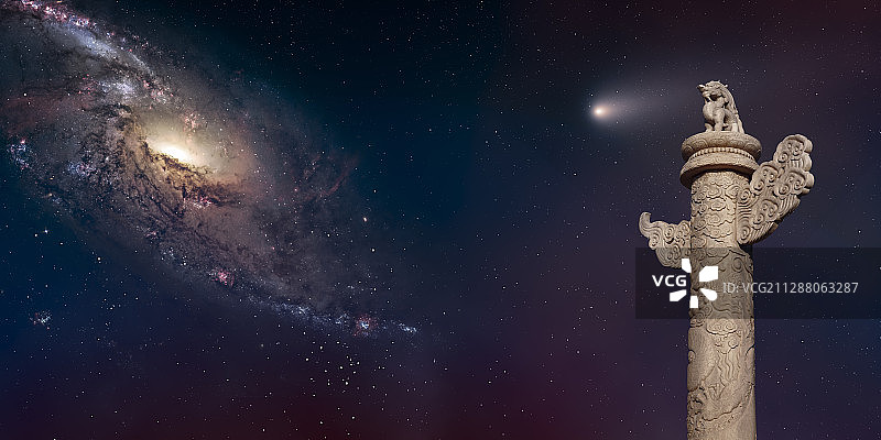 奇幻星空彗星和华表图片素材