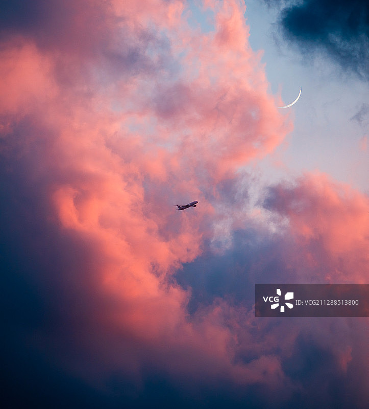 飞机与梦幻的彩云图片素材