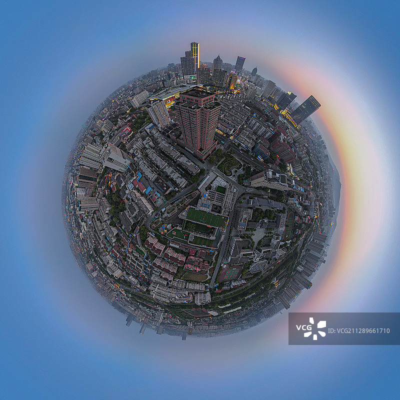 江苏无锡老城城中心的蓝调时刻图片素材
