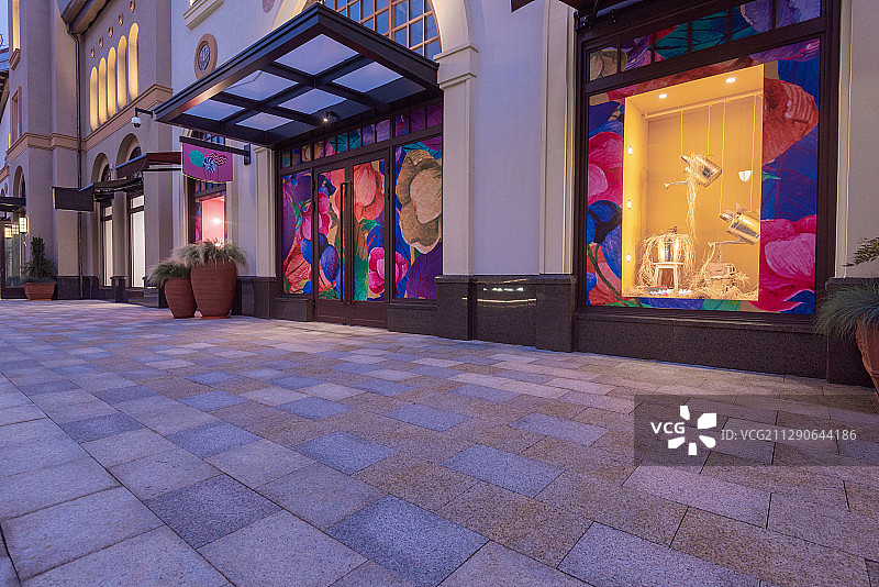 现代城市商业区商店门口的砖地广场图片素材