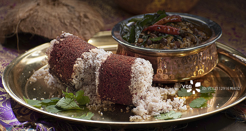 小米粉和卡达拉咖喱——喀拉拉邦传统蒸糕和鹰嘴豆咖喱图片素材