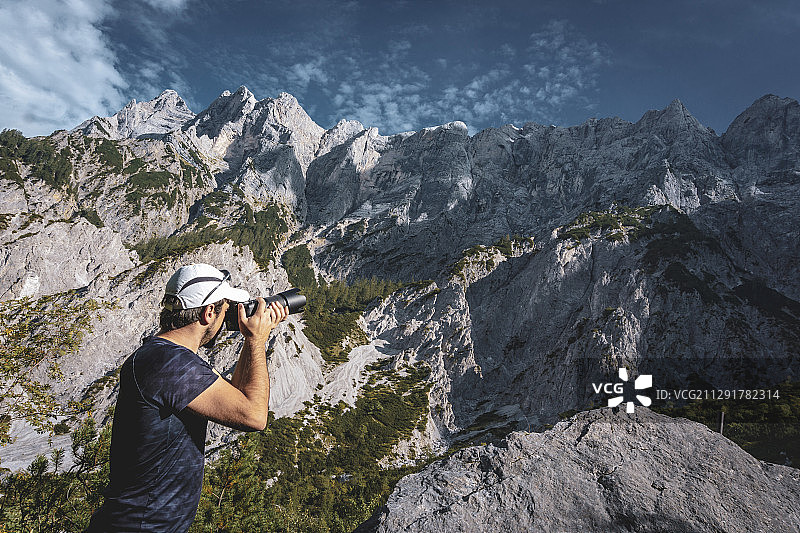 奥地利，拍摄山脉的人图片素材