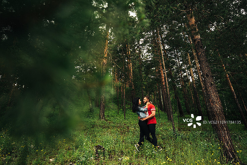 一对情侣在俄罗斯的马卡沃的针叶林里散步图片素材