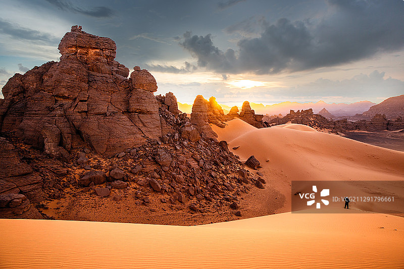 日落时利比亚沙漠的风景，加特，利比亚图片素材