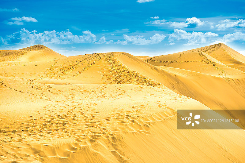 西班牙加那利群岛的沙漠，沙丘和云彩图片素材